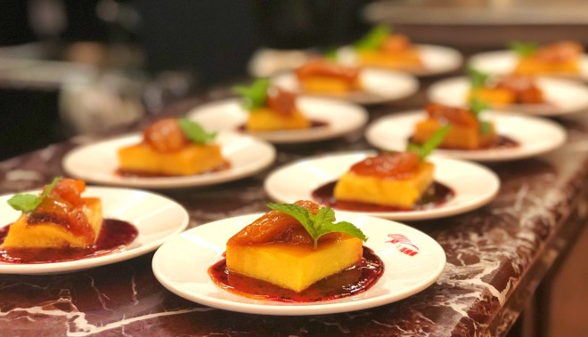 Flan de coco y ron, con melotones glaseados y reducción de pitajaya