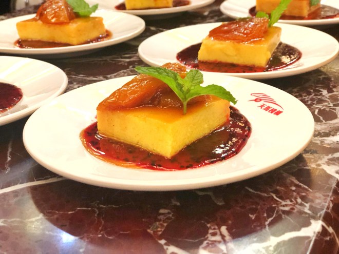 Flan de coco y ron, con melotones glaseados y reducción de pitajaya