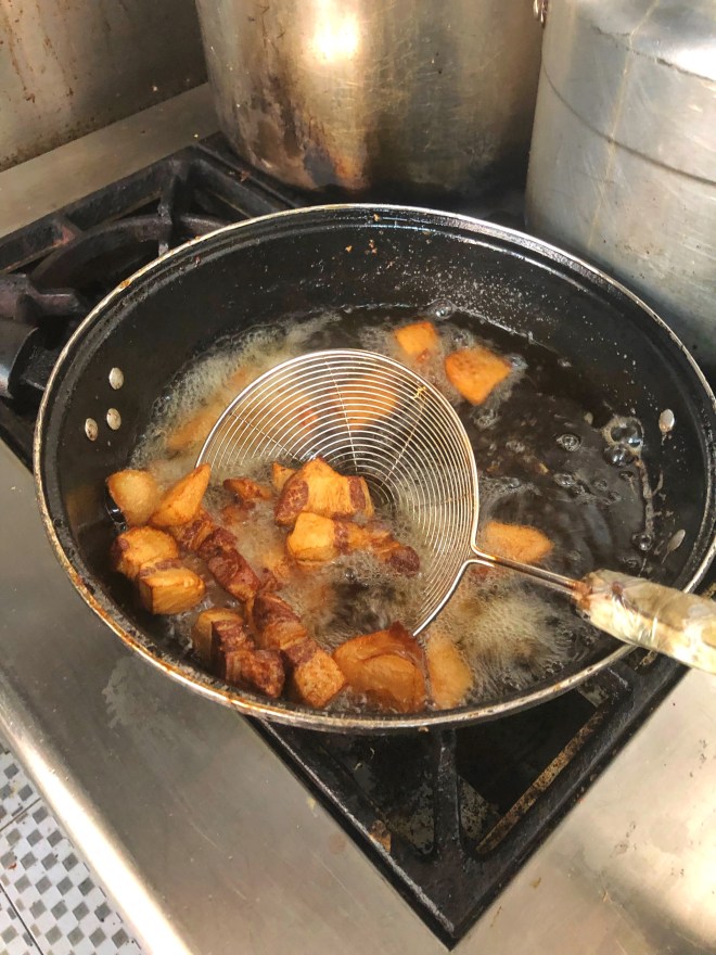 friendo chicharrones