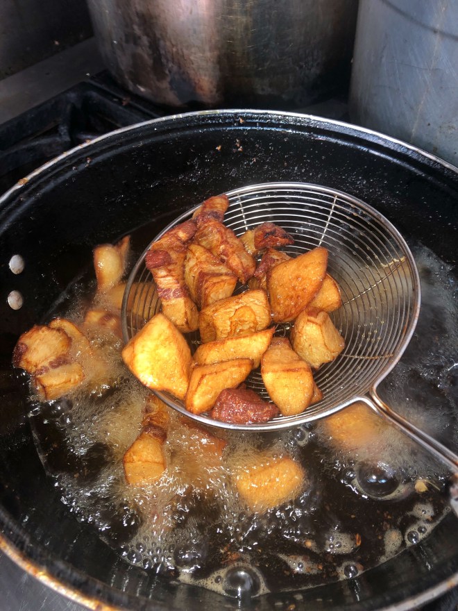 friendo chicharrones