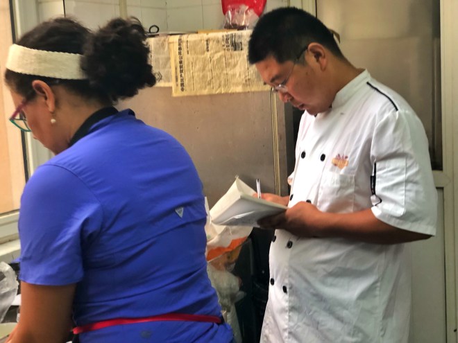 La sous chef Zobeira Gil enseñando al chef a preparar arepitas de maíz
