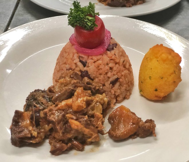 Rabo encendío, moro de habichuelas, arepitas de maíz