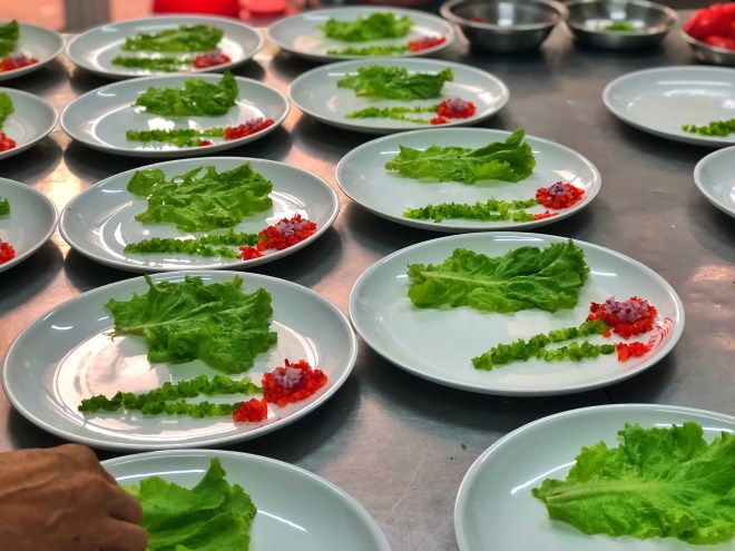 en el plateado de la ensalada de camarones