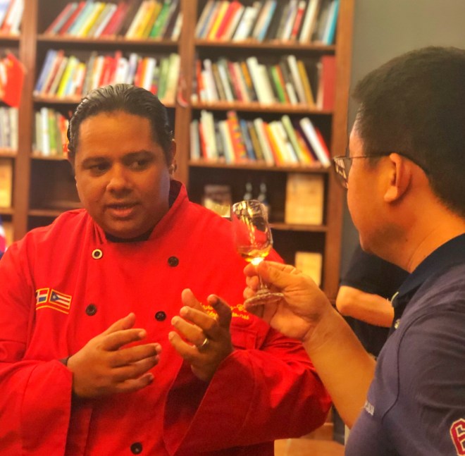 Compartiendo el ron con el Sr. Moon