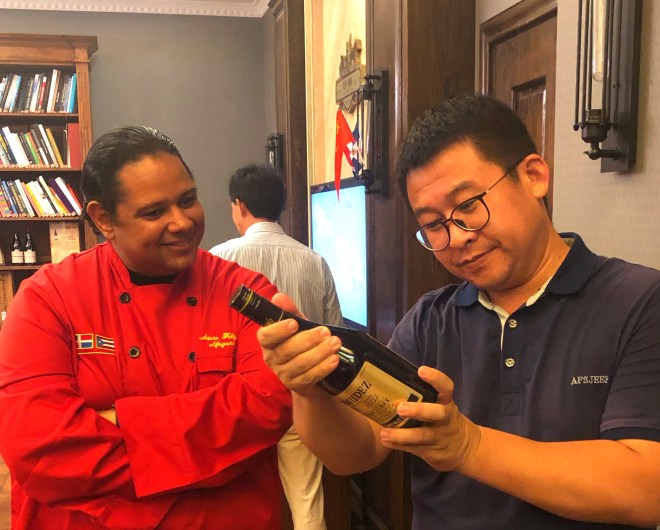 Compartiendo el ron con el Sr. Moon