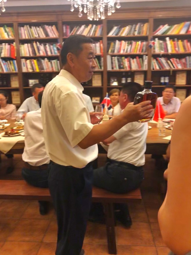 El Sr. Wang brinda con Barceló Imperial