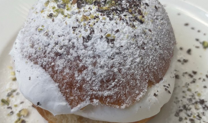 Maritozzi, crema de amaretto y pistachio